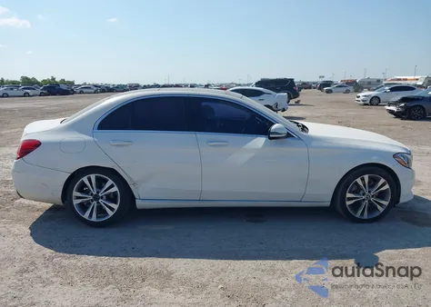 2018 Mercedes-Benz C 300 4Matic z USA, uszkodzony, nr VIN 55SWF4KBXJU236493